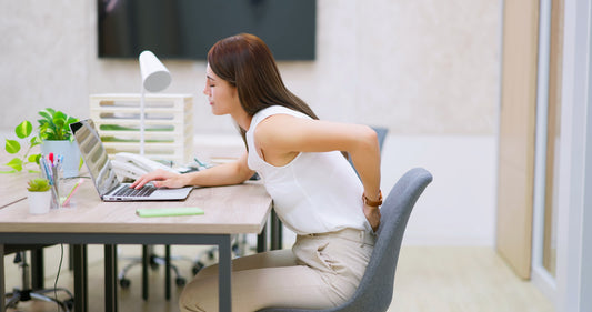 Femme en télétravail avec un mal de dos